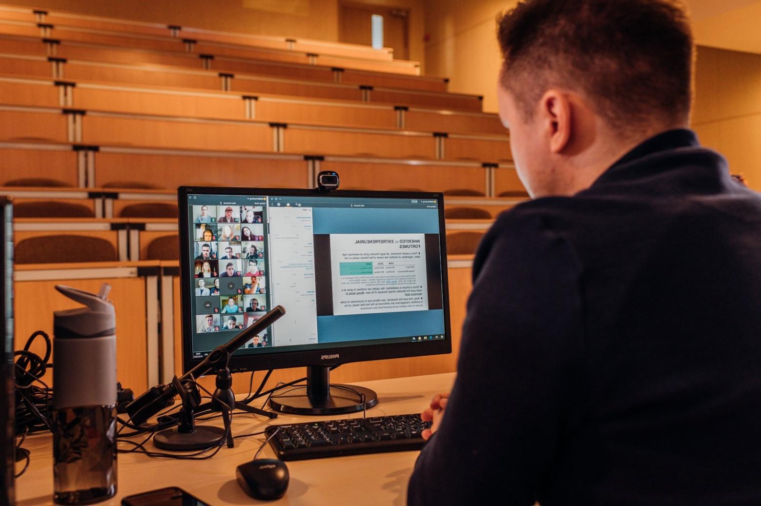 Sessione di seminario online con discussione strutturata sull'ottimizzazione dei contenuti digitali