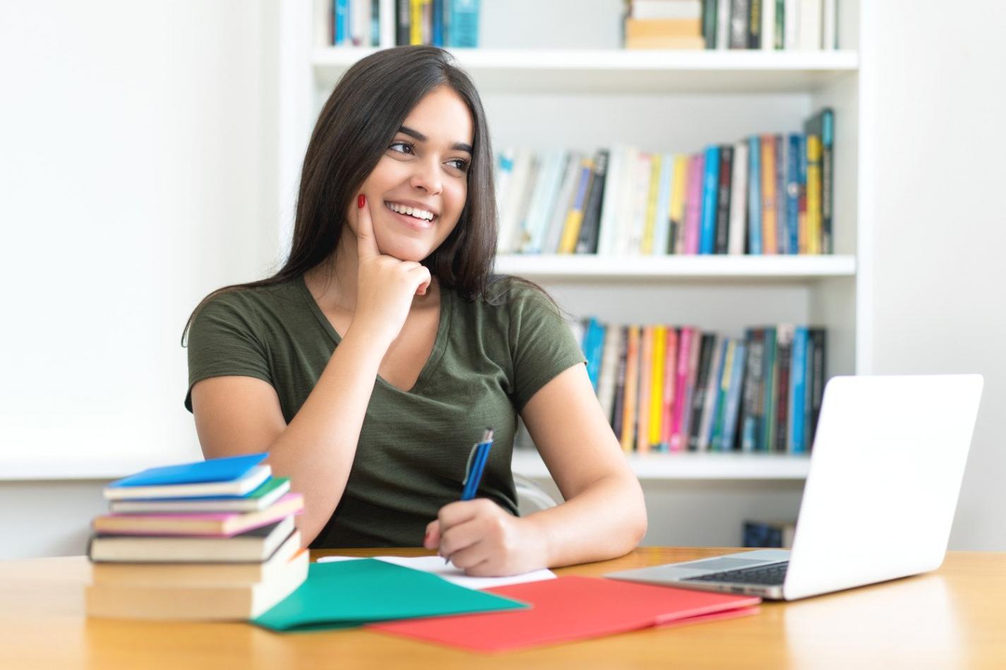 Studente che lavora al laptop durante un seminario online sull'ottimizzazione dei contenuti